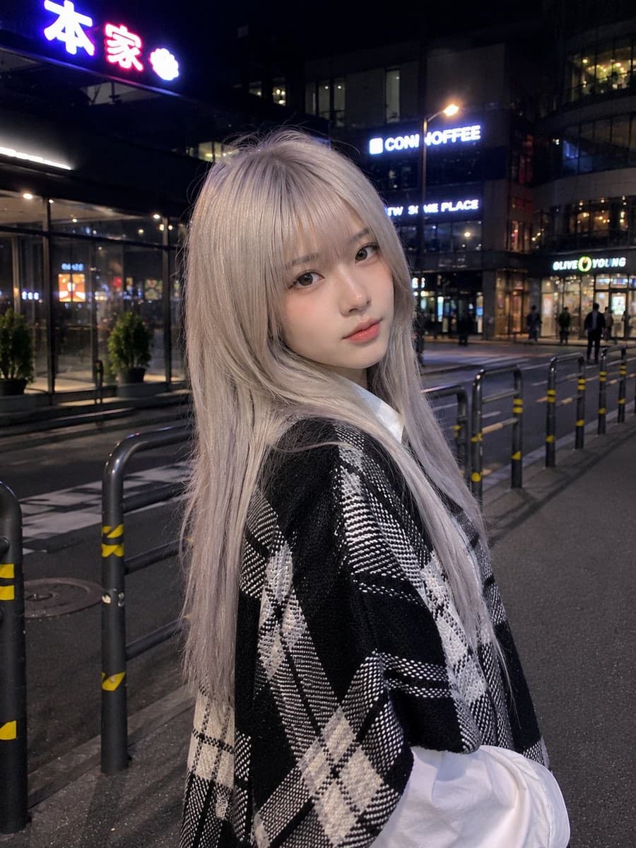Profile / Avatar - Authentic Smartphone Night Street Portrait
