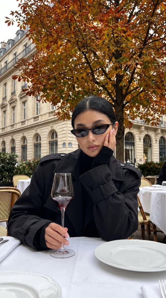 户外咖啡馆持酒杯的女子