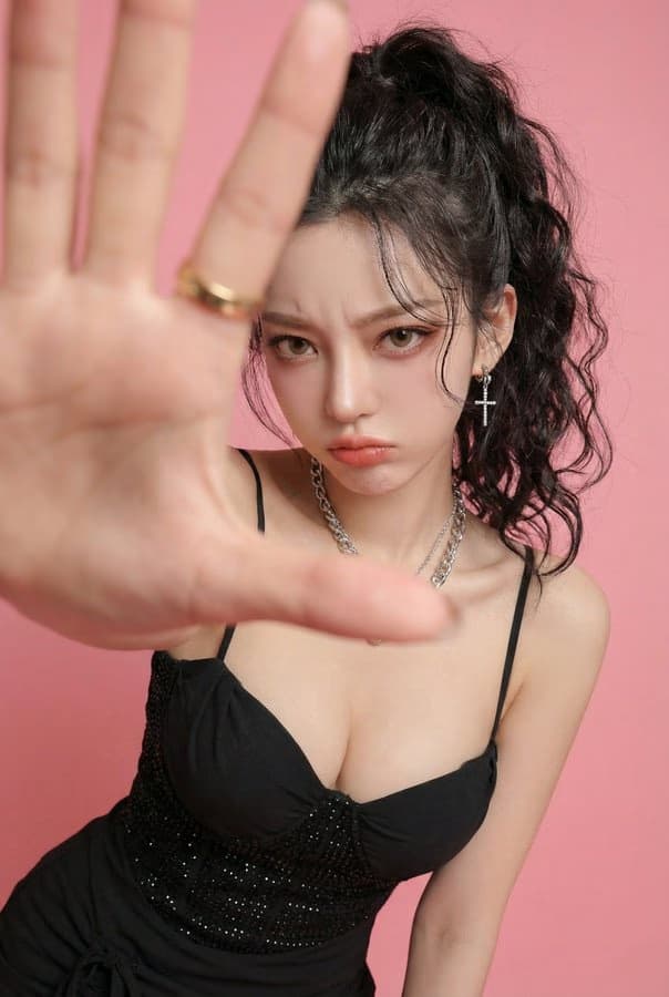 假装生气的女孩伸手抓相机