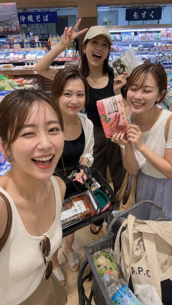 四女在明亮日本超市自拍