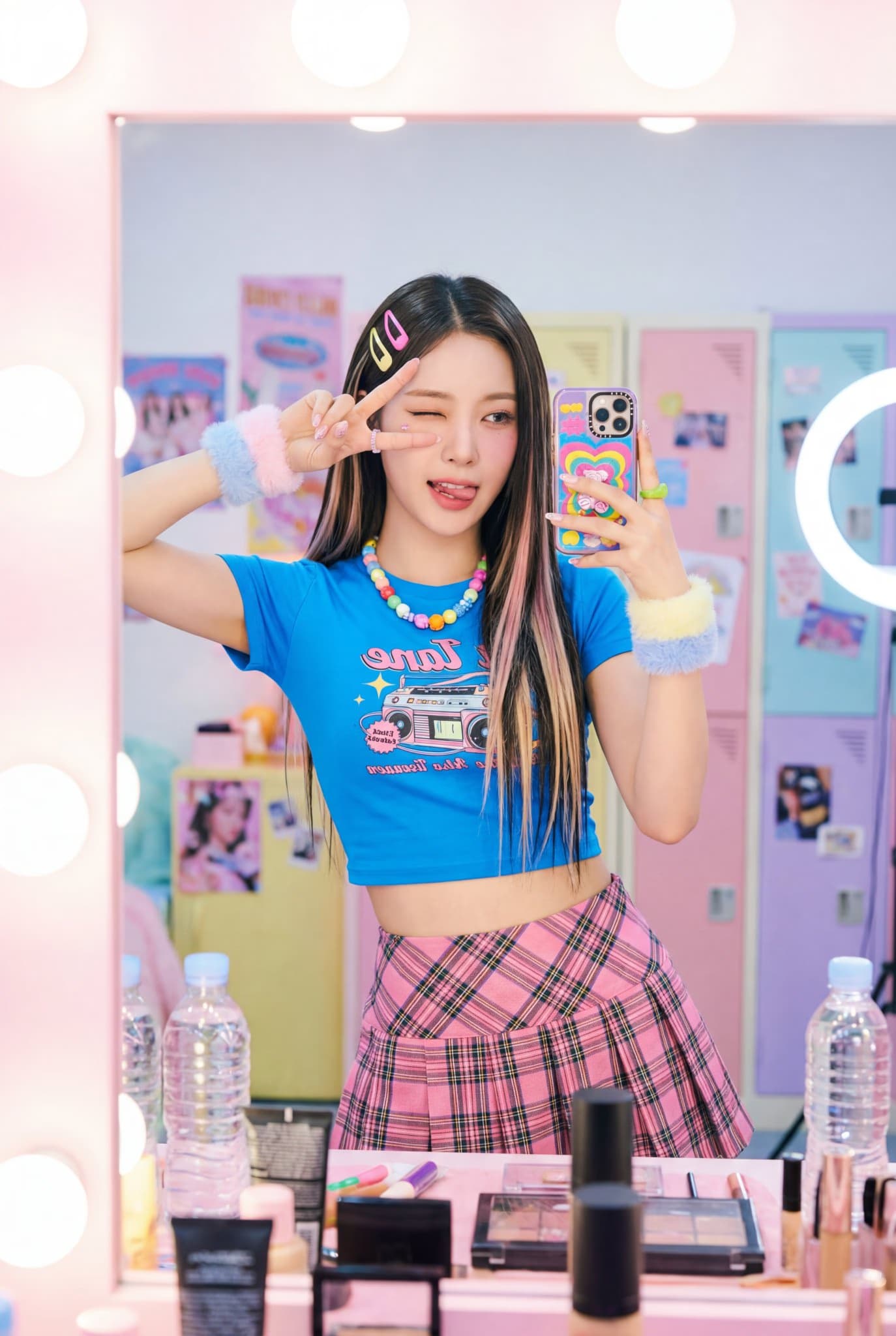 K-Pop偶像镜面自拍与Y2K彩色风格