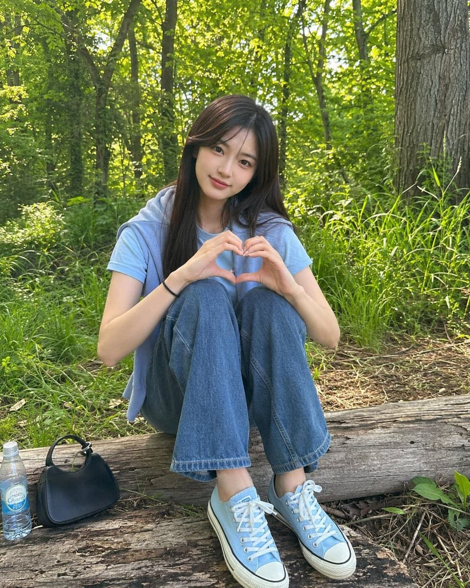 森林中比心的年轻女孩