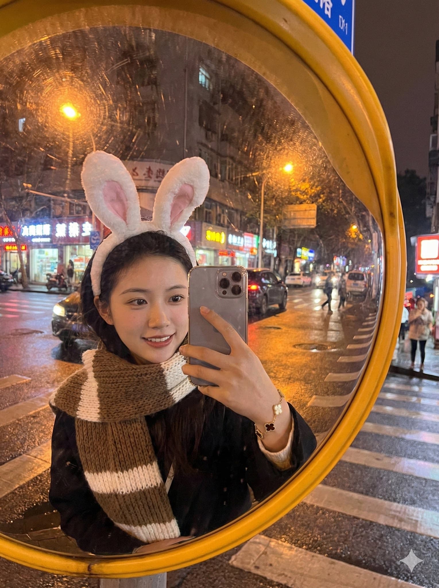 夜晚街角镜中自拍的中国偶像女孩